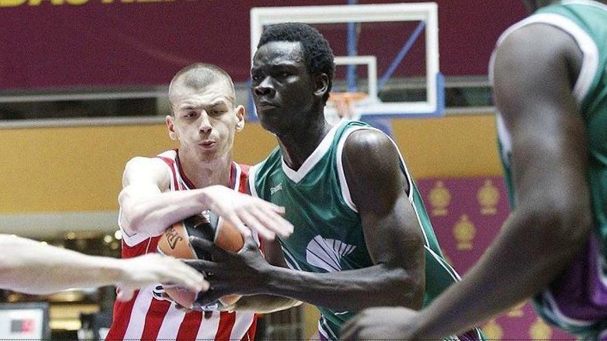 Varios jugadores del Unicaja visitan en el hospital a Ablaye Sow, otra vez lesionado