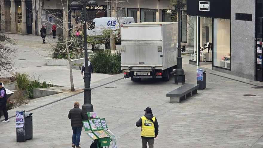 La invasión de zonas peatonales empeora con las obras de Conde Vallellano
