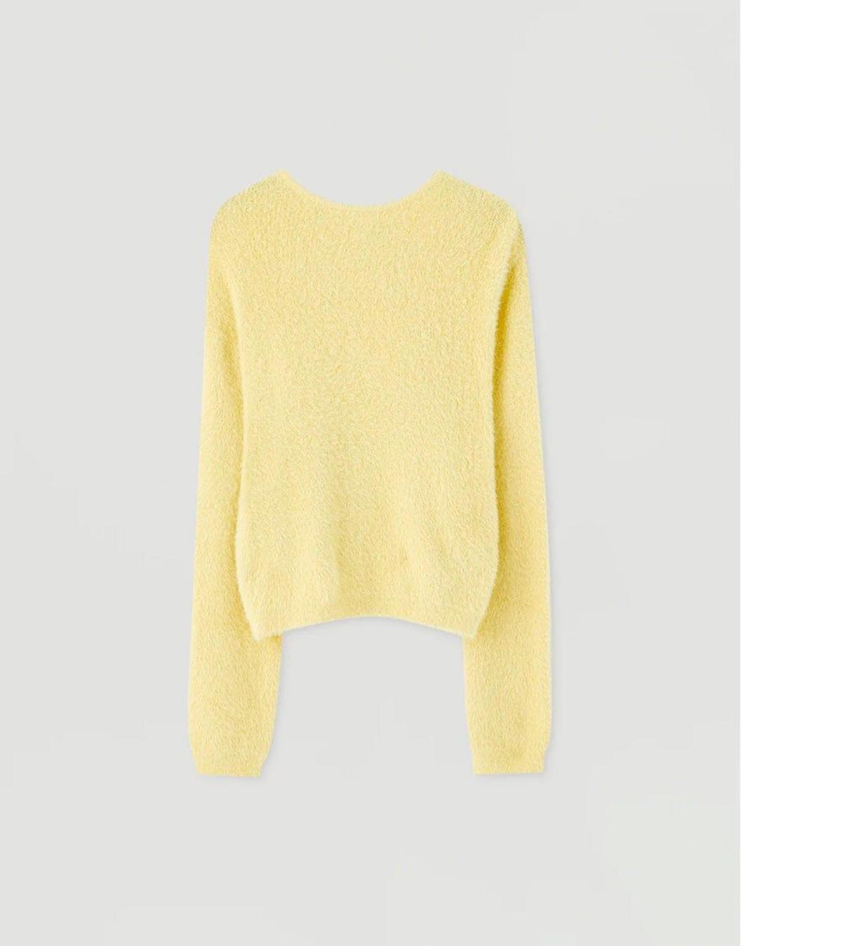 Jersey en amarillo de Pull &amp; Bear. (Precio rebajado: 9,99 euros)