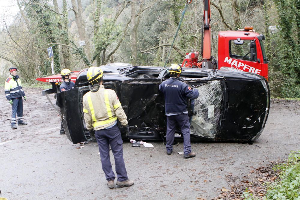 Retiren el vehicle accidentat en una pista forestal de Susqueda