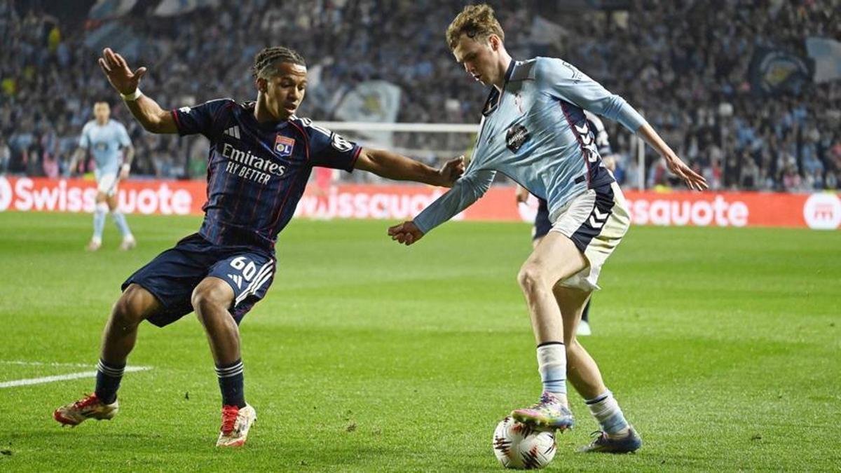 Williot Swedberg conduce el balón, mientras Kango, lateral del Lyon, le sujeta por la camiseta. | PABLO HERNÁNDEZ GAMARRA