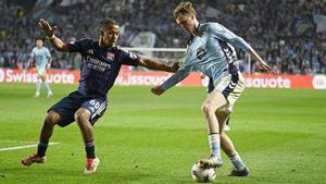 Williot Swedberg conduce el balón, mientras Kango, lateral del Lyon, le sujeta por la camiseta. | PABLO HERNÁNDEZ GAMARRA