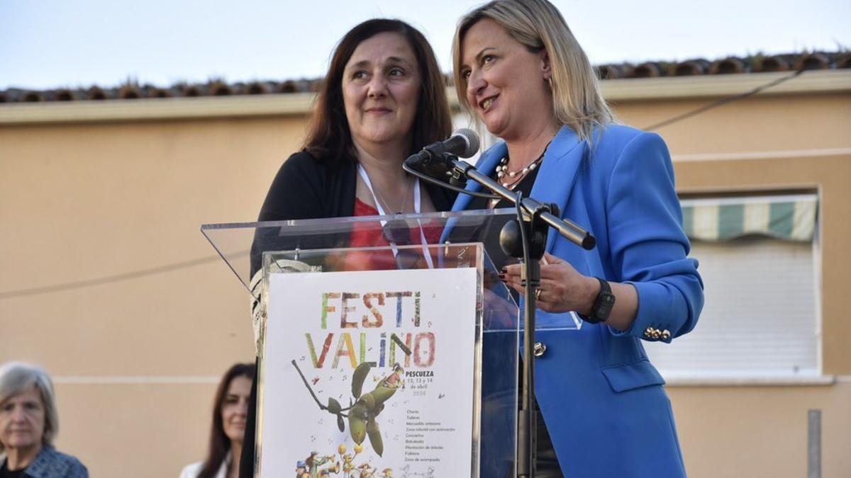 La presidenta de la Asamblea de Extremadura, Blanca Martín, interviene en el 'Festivalino' de Pescueza.