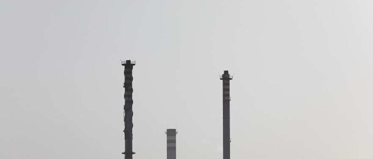 Chimeneas de Asturiana de Zinc, en San Juan de Nieva.