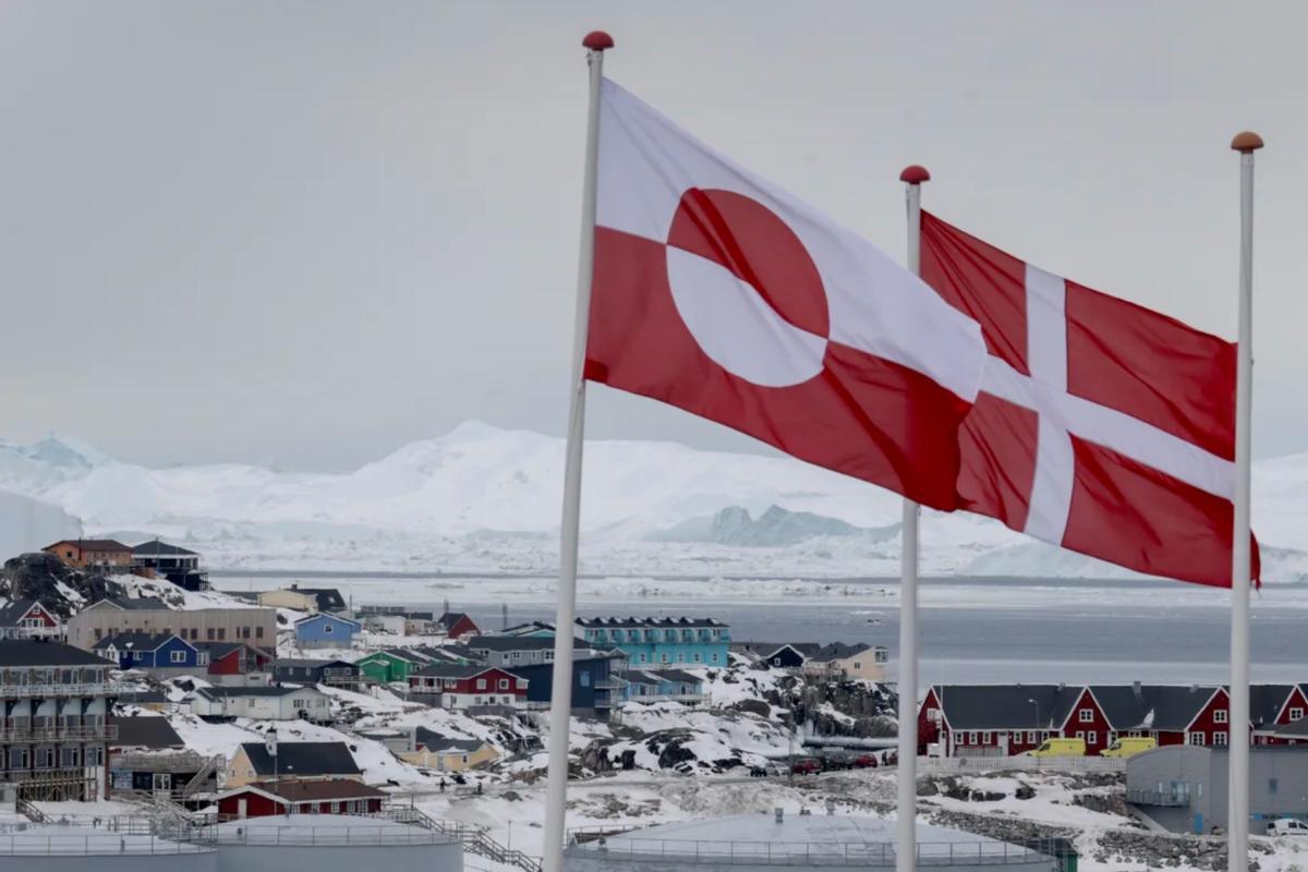Una bandera de Groenlandia y otra de Dinamarca ondean en la 'isla de hielo'.