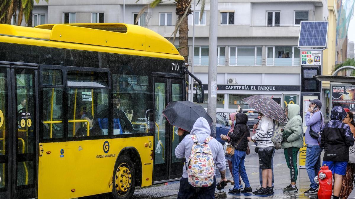 Una guagua municipal recogiendo a pasajeros en la estación de San Telmo, en la capital.