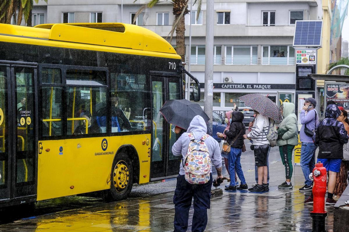 Una guagua municipal recogiendo a pasajeros en la estación de San Telmo, en la capital.