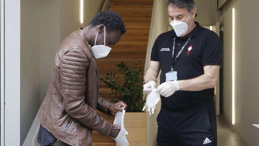 Pione Sisto se coloca unos guantes a su llegada el pasado lunes a A Sede para someterse al test del Covid-19. // Alba Villar