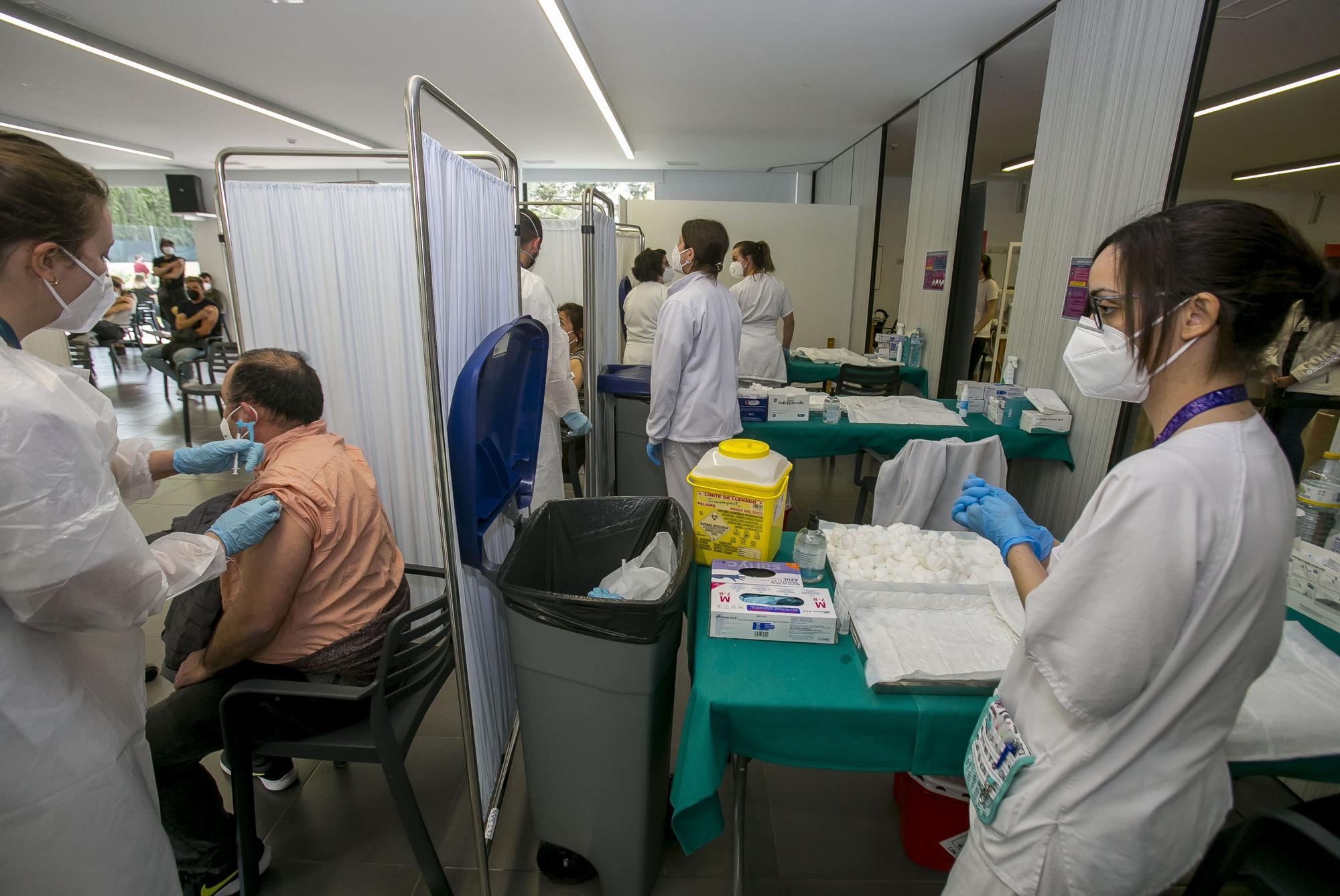 Vacunacion de docentes en Sant Joan y en el hospital de campaña de Alicante