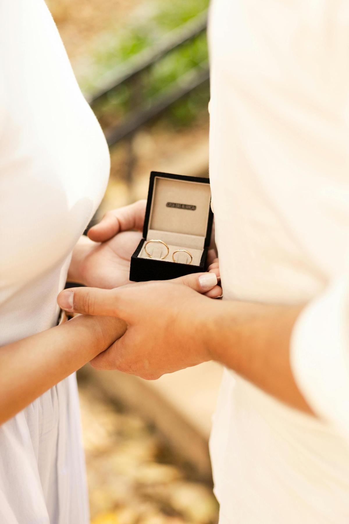 Las alianzas, uno d elos elementos más importantes de las bodas.