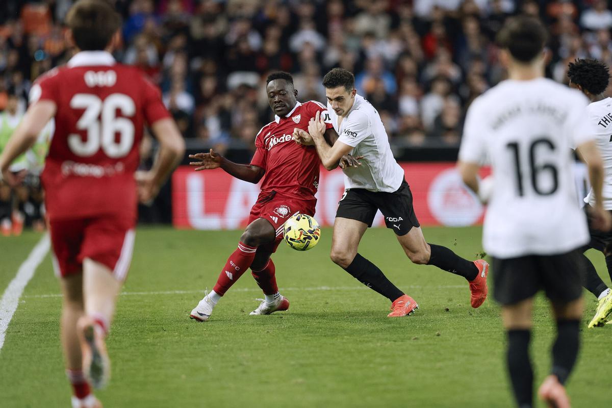 César Tárrega y Akor Adams, durante el partido de la jornada 15 de LaLiga EA Sports entre el Valencia y el Sevilla, este domingo en el estadio de Mestalla