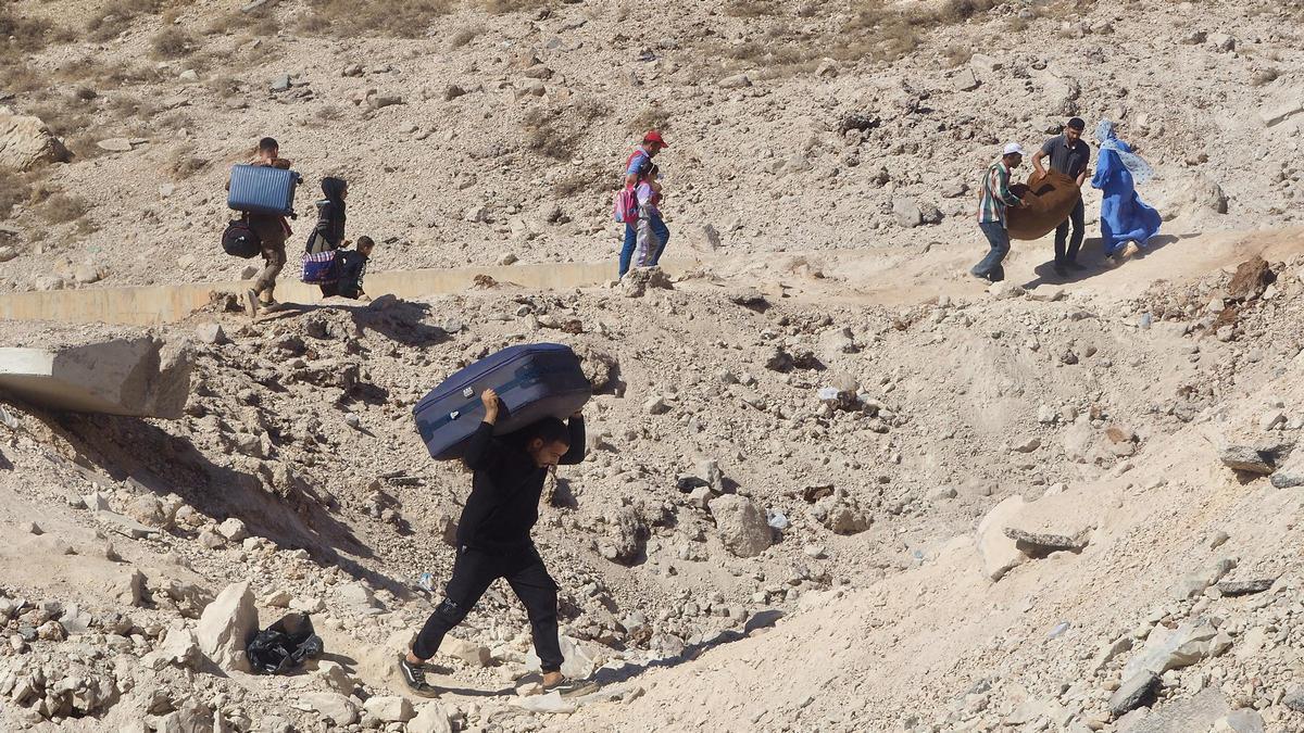 Sirios y libaneses huyendo del Líbano por la frontera siria durante la guerra.