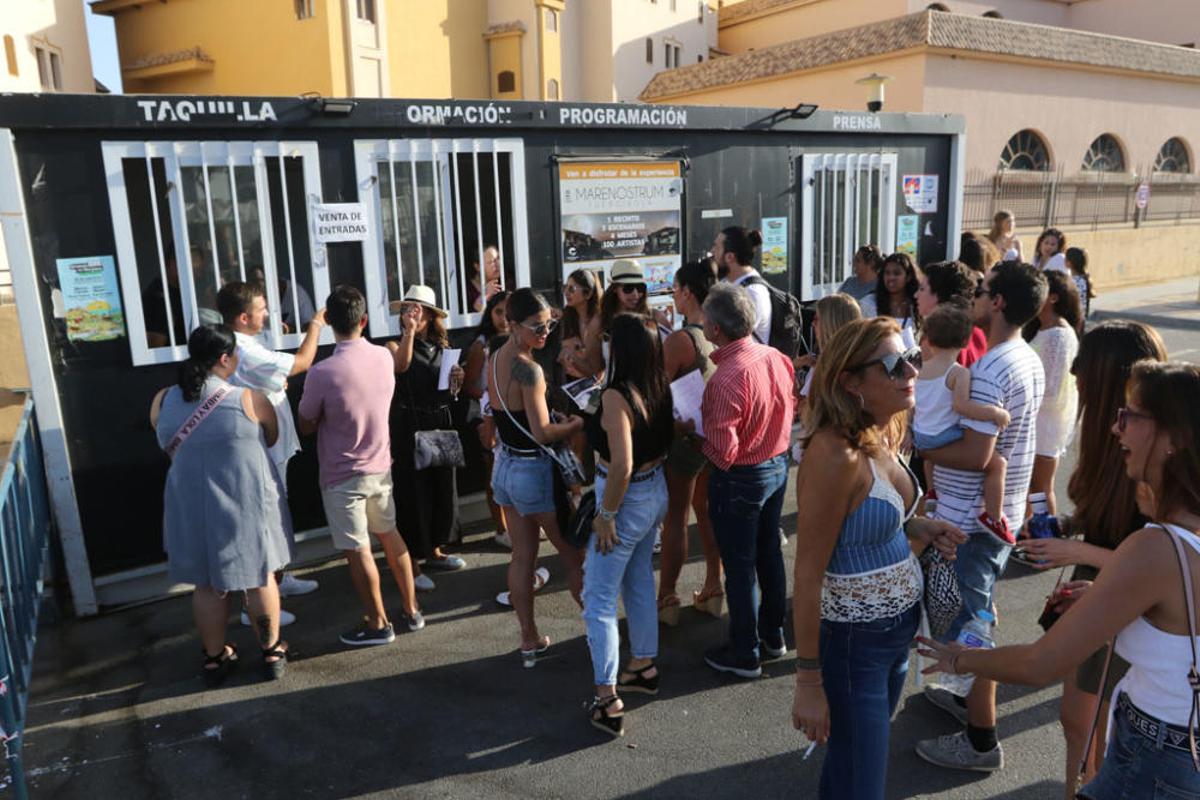 Gran expectación ante el único concierto de Jennifer Lopez en España. Se han formado largas colas hasta la apertura de las puertas del recinto del Marenostrum Castle Park, escenario del concierto.