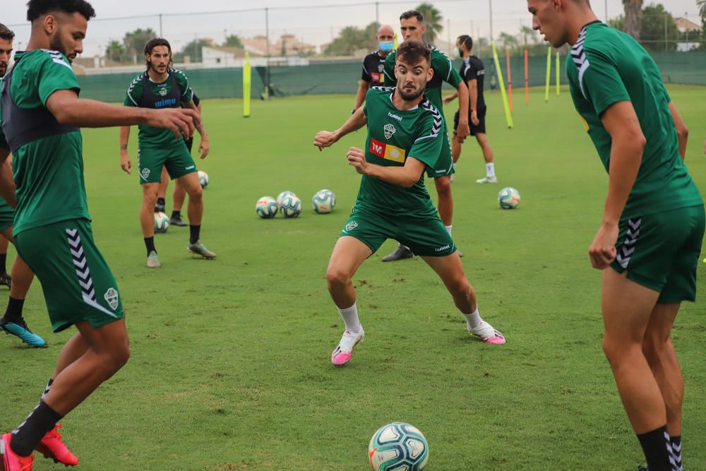 Se trata de su primer entrenamiento en este complejo deportivo para preparar el partido de mañana (22.00) en el Martínez Valero frente al Real Zaragoza.