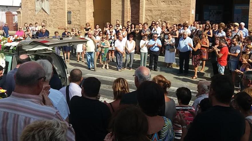 Numerosos amigos y familiares de Loles Vilella han asistido al funeral en la Parroquia de la Inmaculada