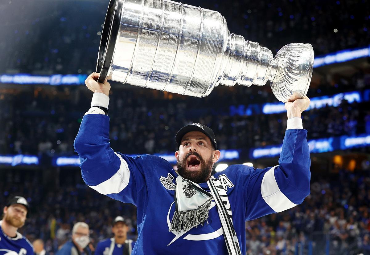 El jugador de los Tampa Bay Lightning Alex Killorn levanta la Stanley Cup tras derrotar a los Montreal Canadiens en el decisivo partido de la final de la NHL.