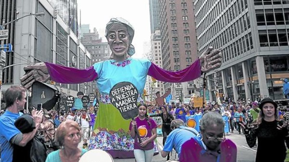 Momento de la manifestación contra el cambio climático en Nueva York, a su paso por el Midtown, ayer.