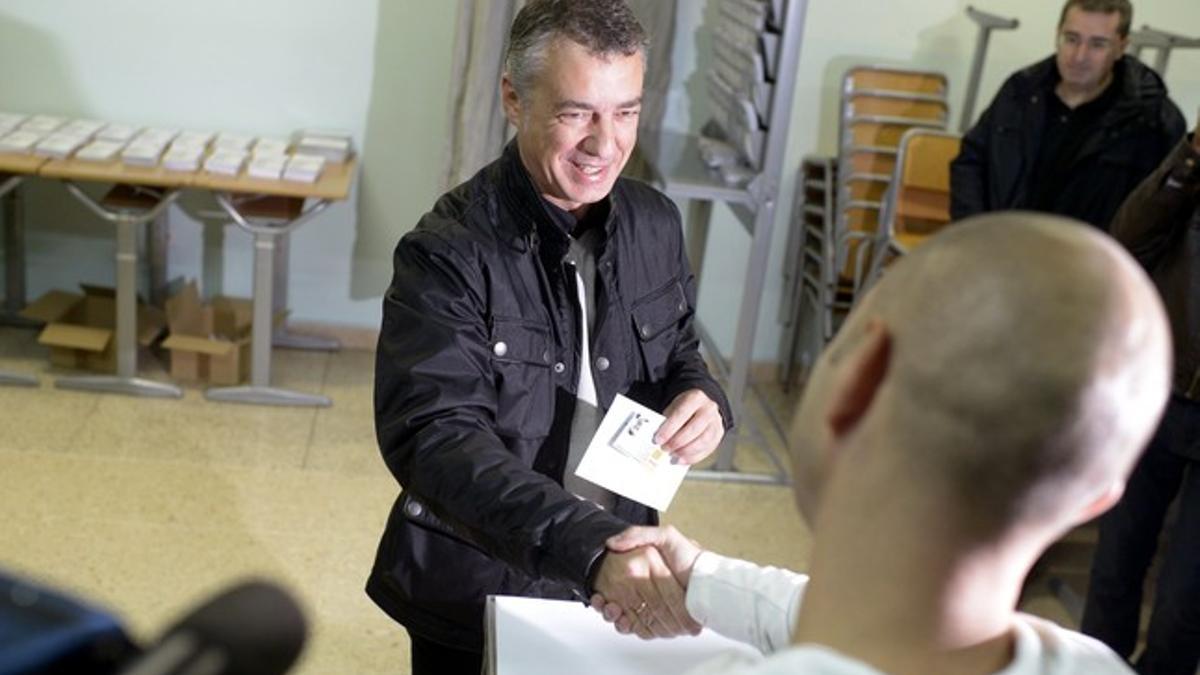 Inigo Urkullu en pleno voto.