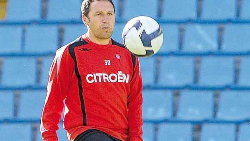 Eusebio se ejercita con el balón durante el entrenamiento matinal de ayer en el estadio de Balaídos.