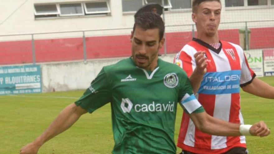 Portela se dispone a golpear el balón, en el partido de A Illa contra el Céltiga. // Noe Parga