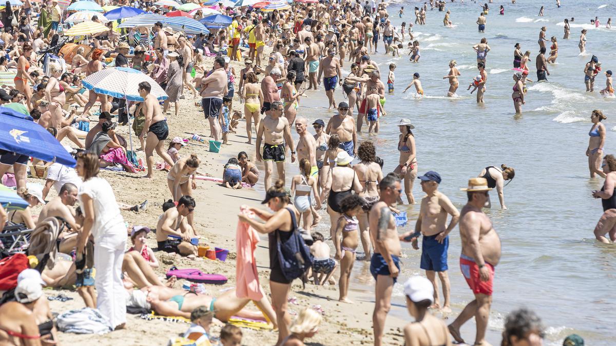 Aspecto que ofrecía este lunes la playa del Postiguet en Alicante.