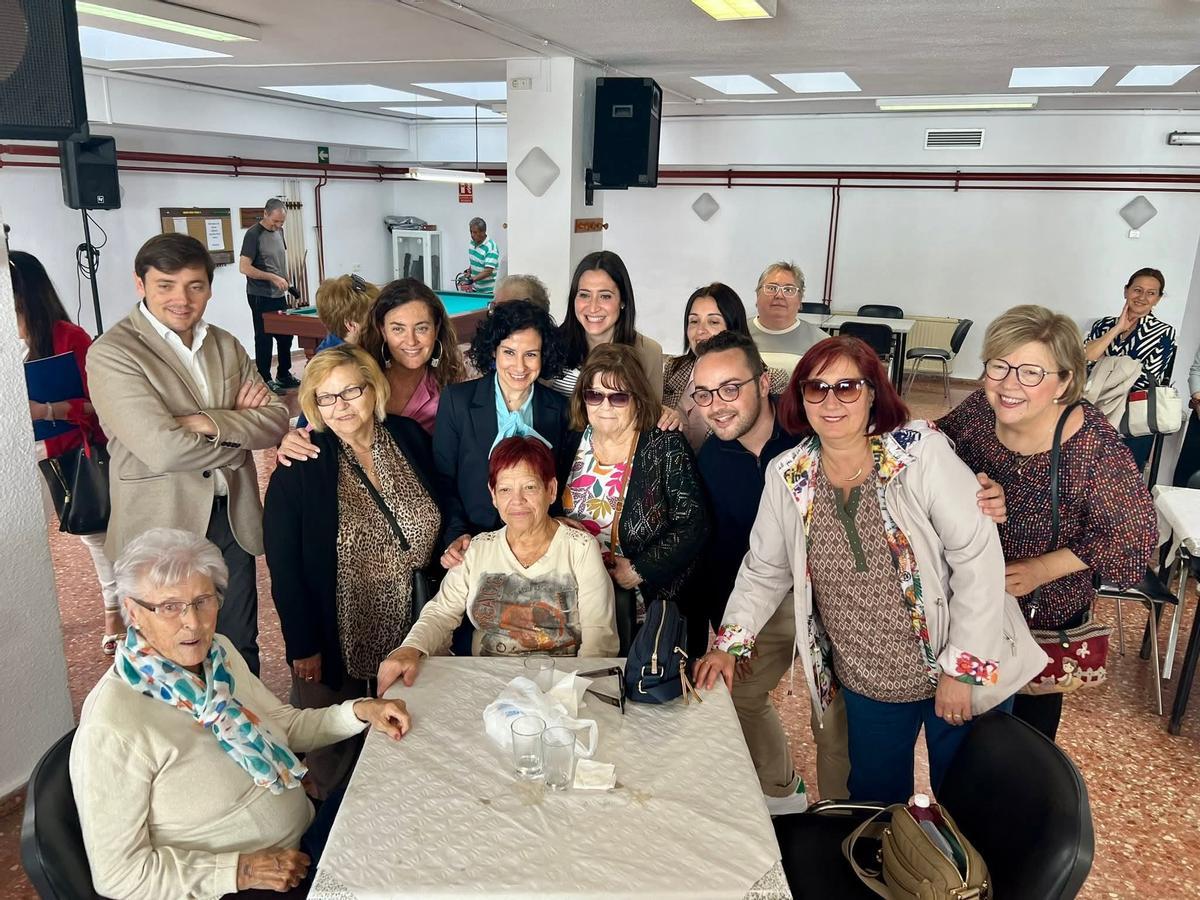 La consellera, representantes del ayuntamiento y técnicos, con un grupo de usuarios.