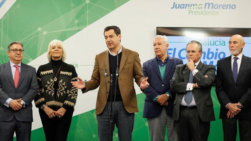 El presidente de la Junta de Andalucía y lider del PP andaluz, Juanma Moreno, acompañado por los expresidentes de su partido.