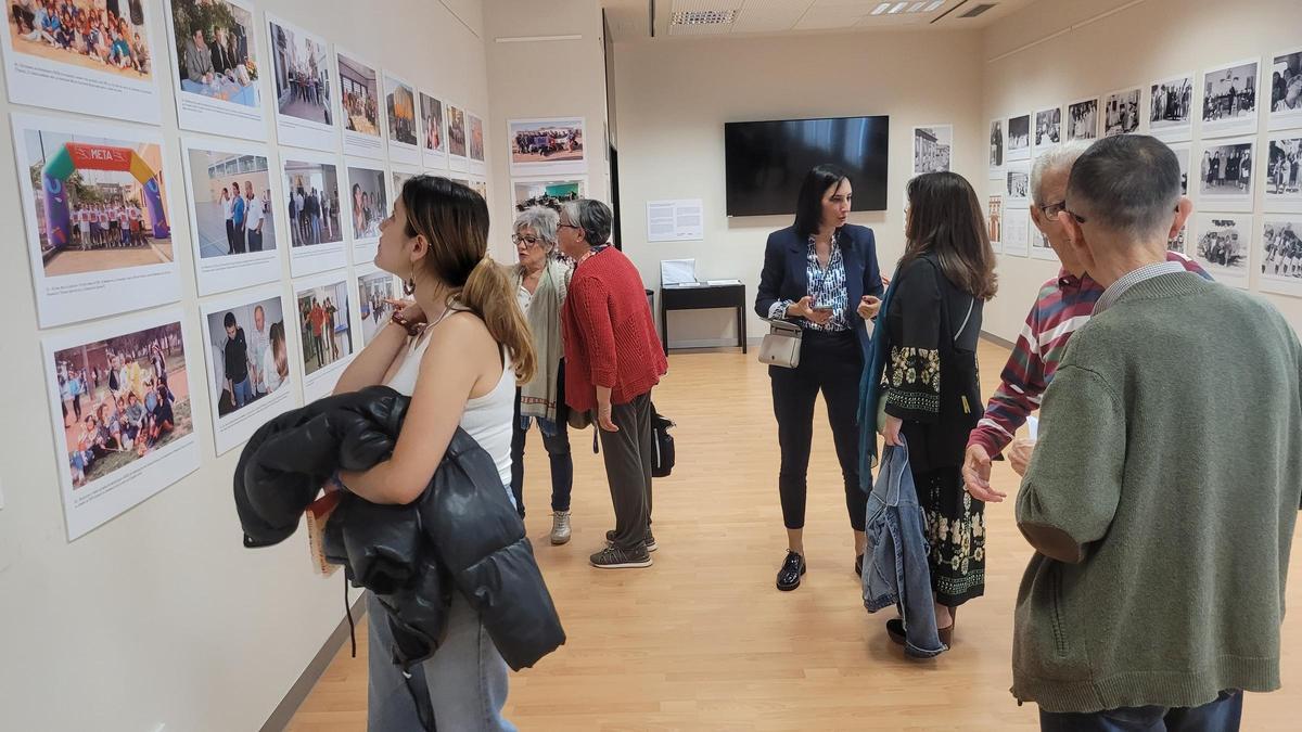 Maria España, a l'exposió del 125é aniversari de Magisteri.