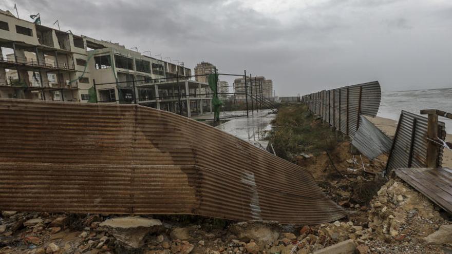 El estado del hotel de Arenales y del vallado caído tras los últimos temporales.