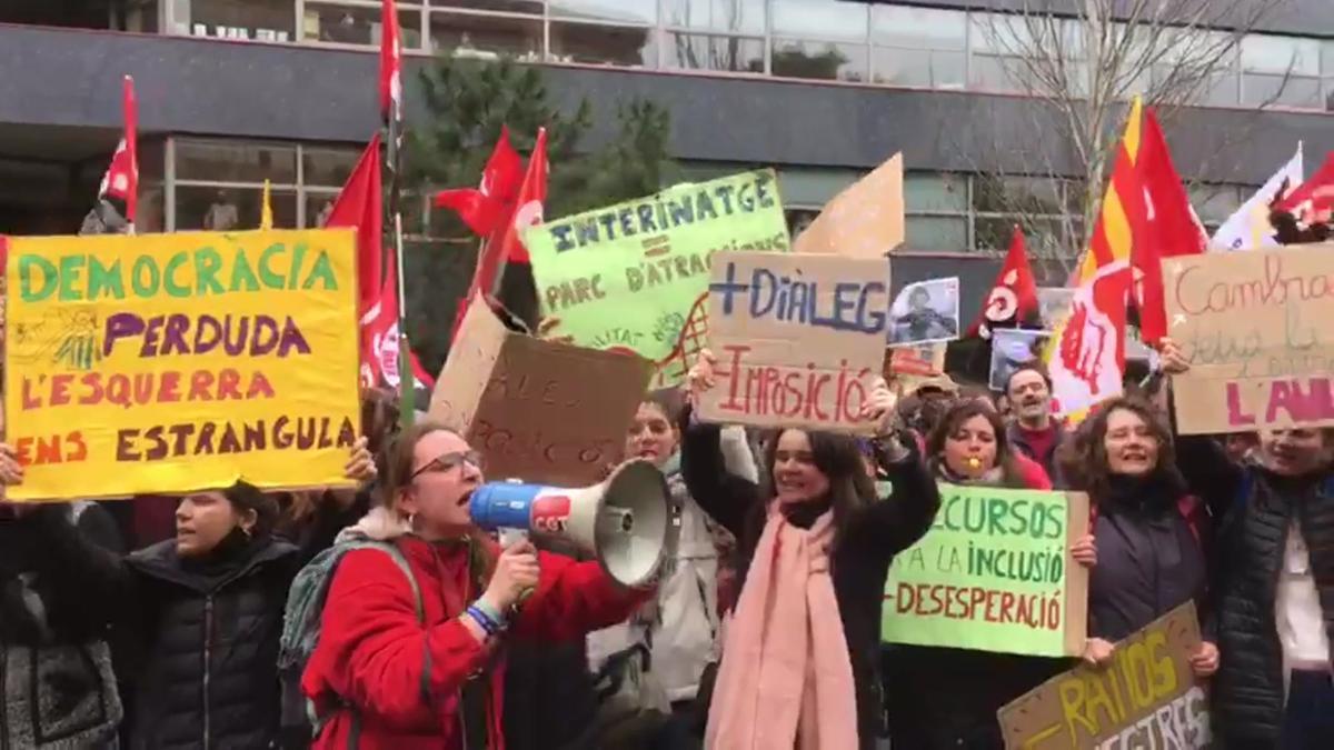 Huelga de profesores: manifestación frente a la Conselleria d'Educació en Barcelona