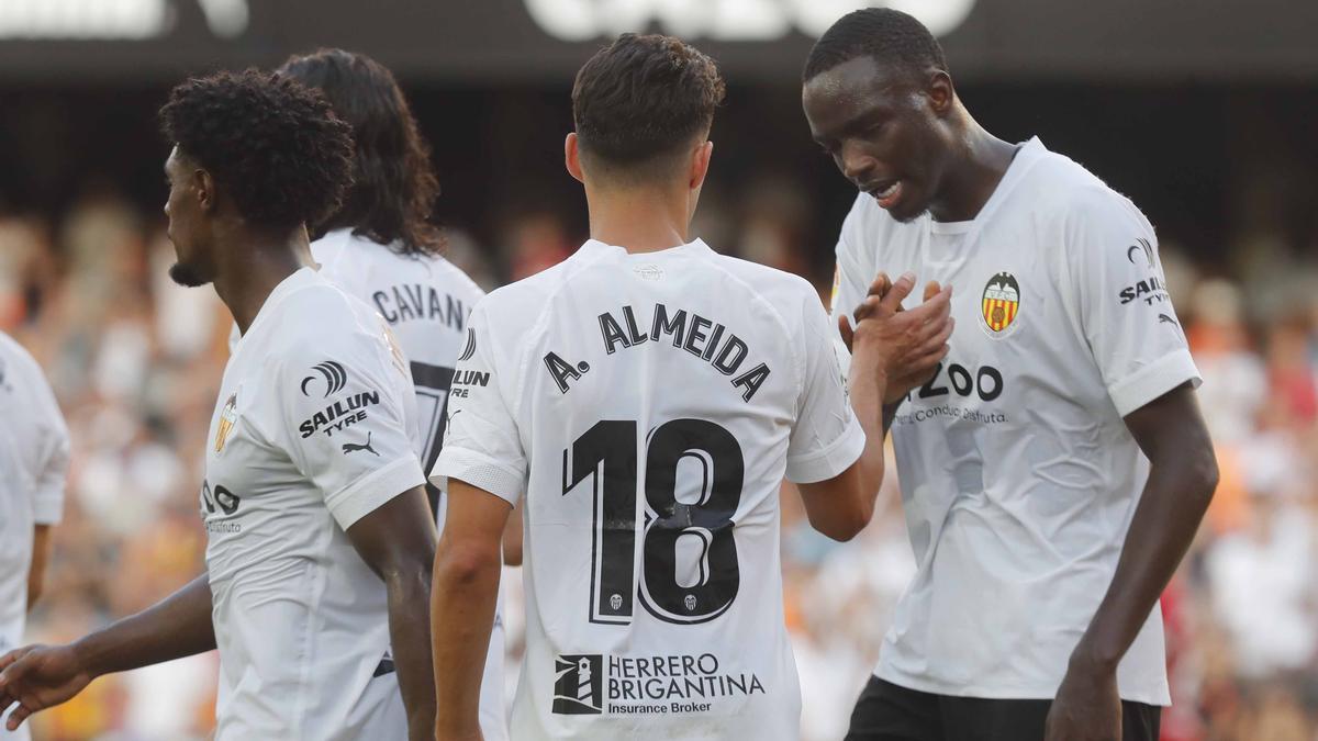 Los futbolistas del Valencia celebran un gol durante el primer tramo de LaLiga