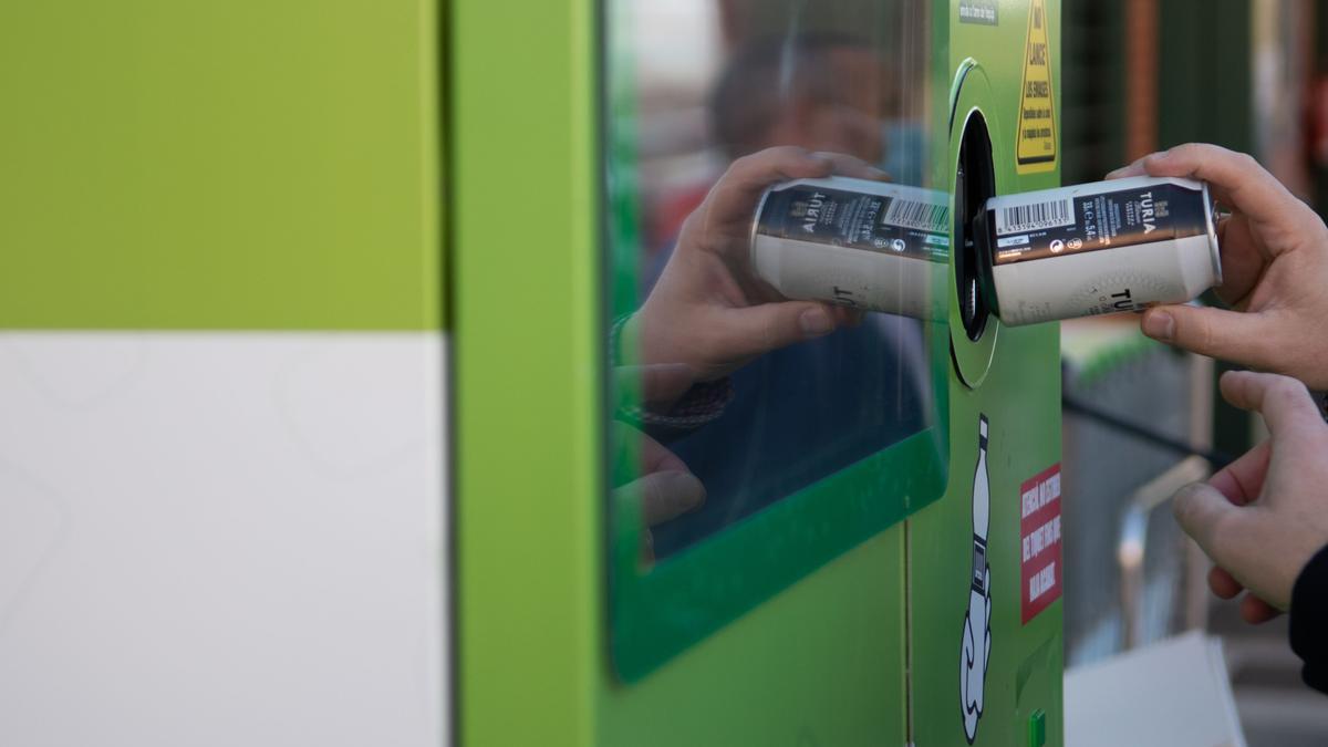 Reciclaje en una máquina de recompensas en la cooperativa de Burriana.