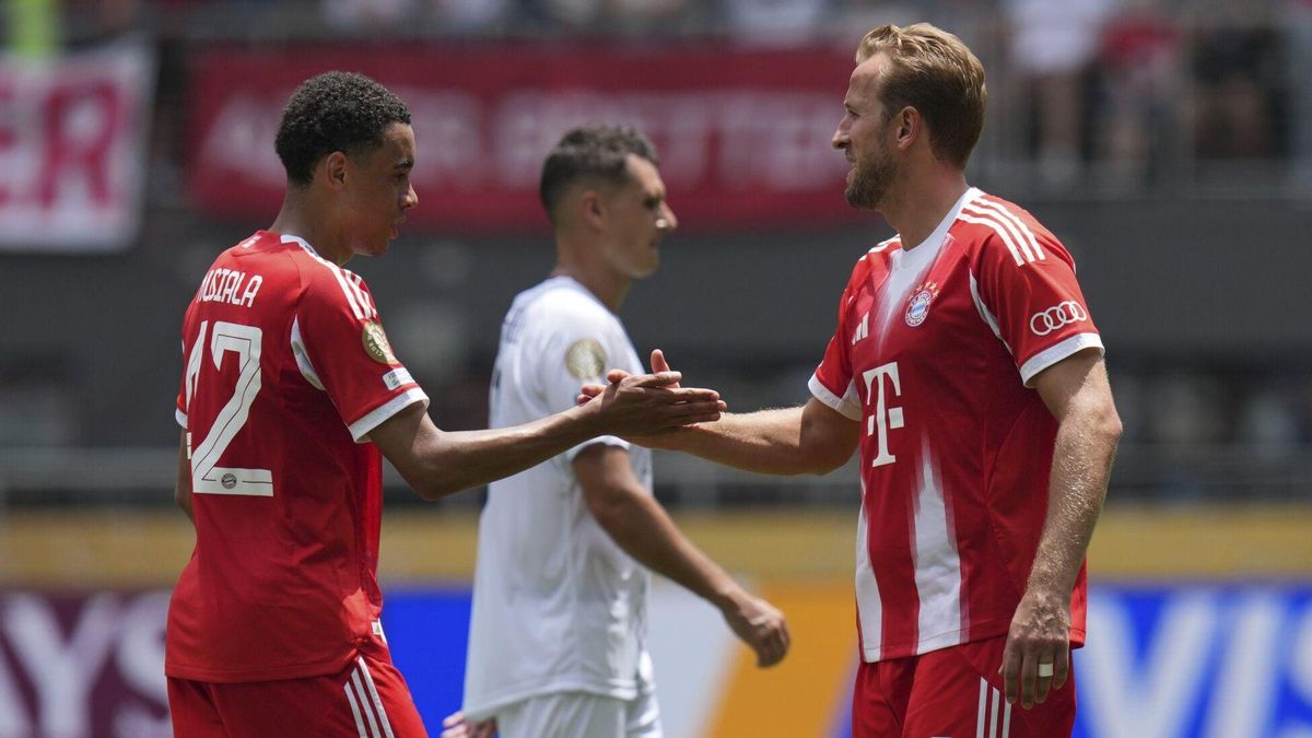 Jamal Musiala, izquierda, celebra con Harry Kane, derecha, tras el encuentro.