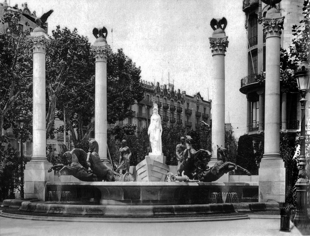 La fuente de la Aurora, de espaldas a Gràcia.