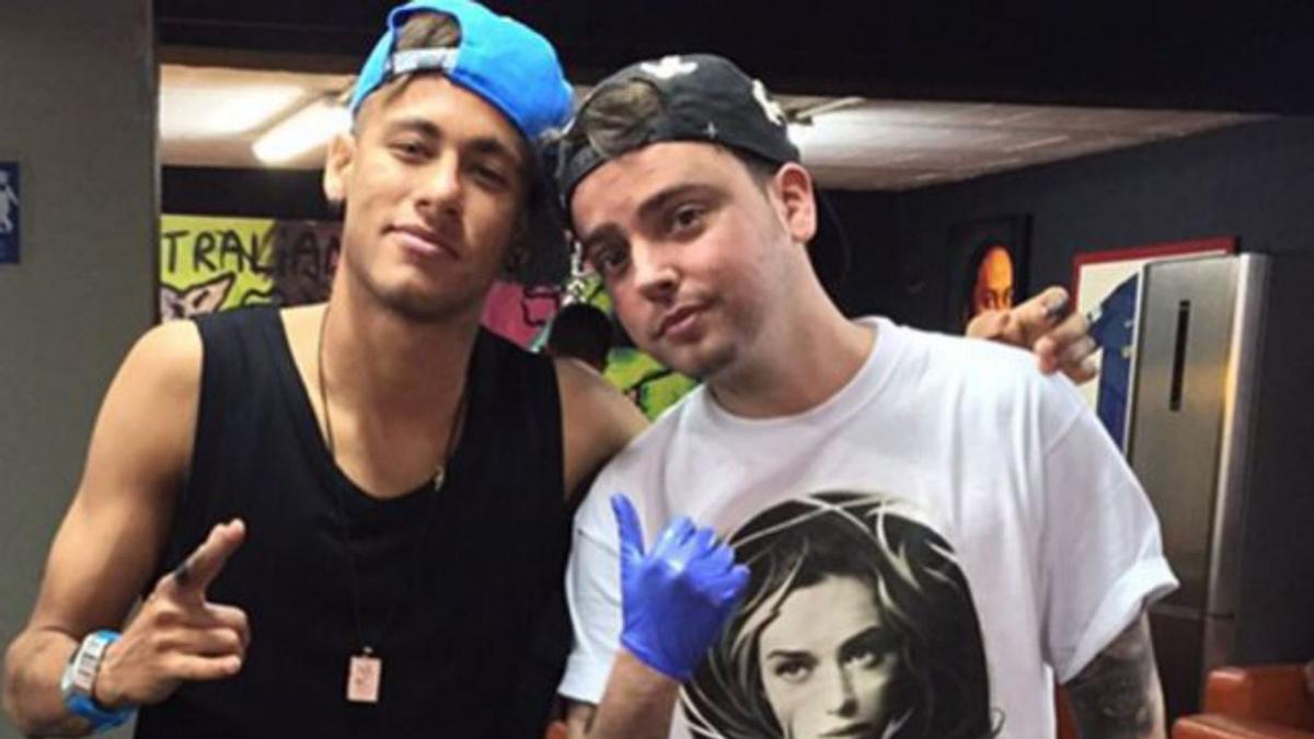 El tatuador Samu Rico con Neymar.