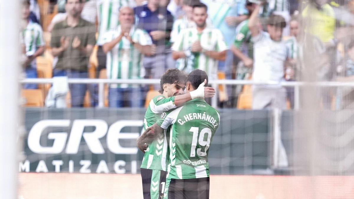 Abde y Cucho Hernández celebran uno de los goles del Betis-Oviedo de Liga en La Cartuja