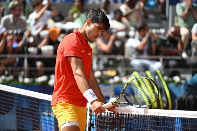 El tenista español Carlos Alcaraz se lamenta al perder ante el serbio Novak Djokovic tras la final individual masculina de tenis de los Juegos Olímpicos de París 2024 este domingo.