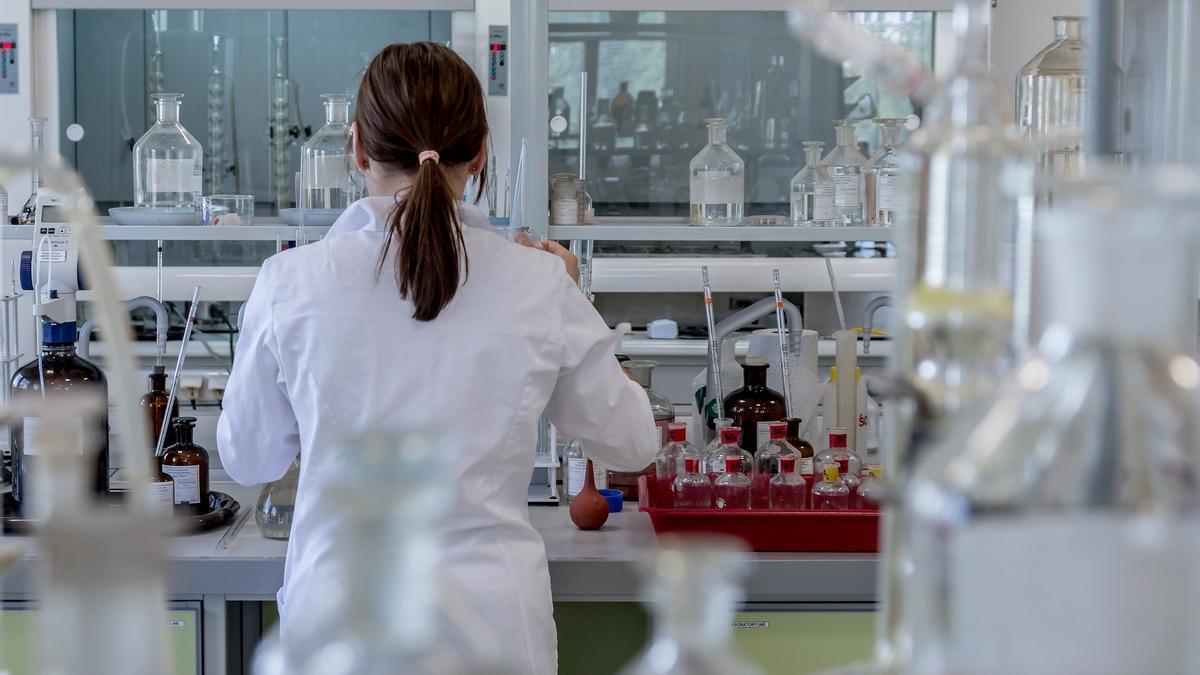 Una joven investigadora en un laboratorio universitario