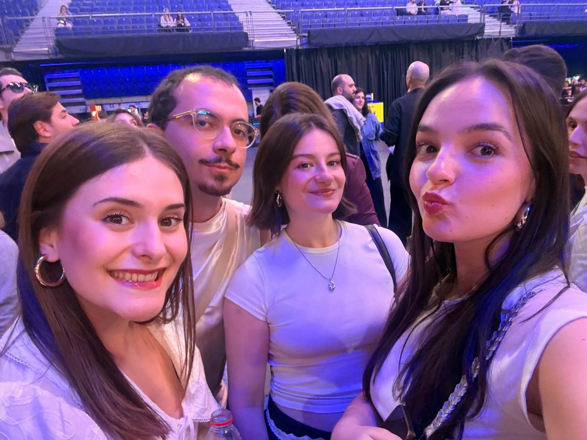 La aragonesa Pilar Arruebo y sus amigos en el concierto de Rosalia en Lux Tour.