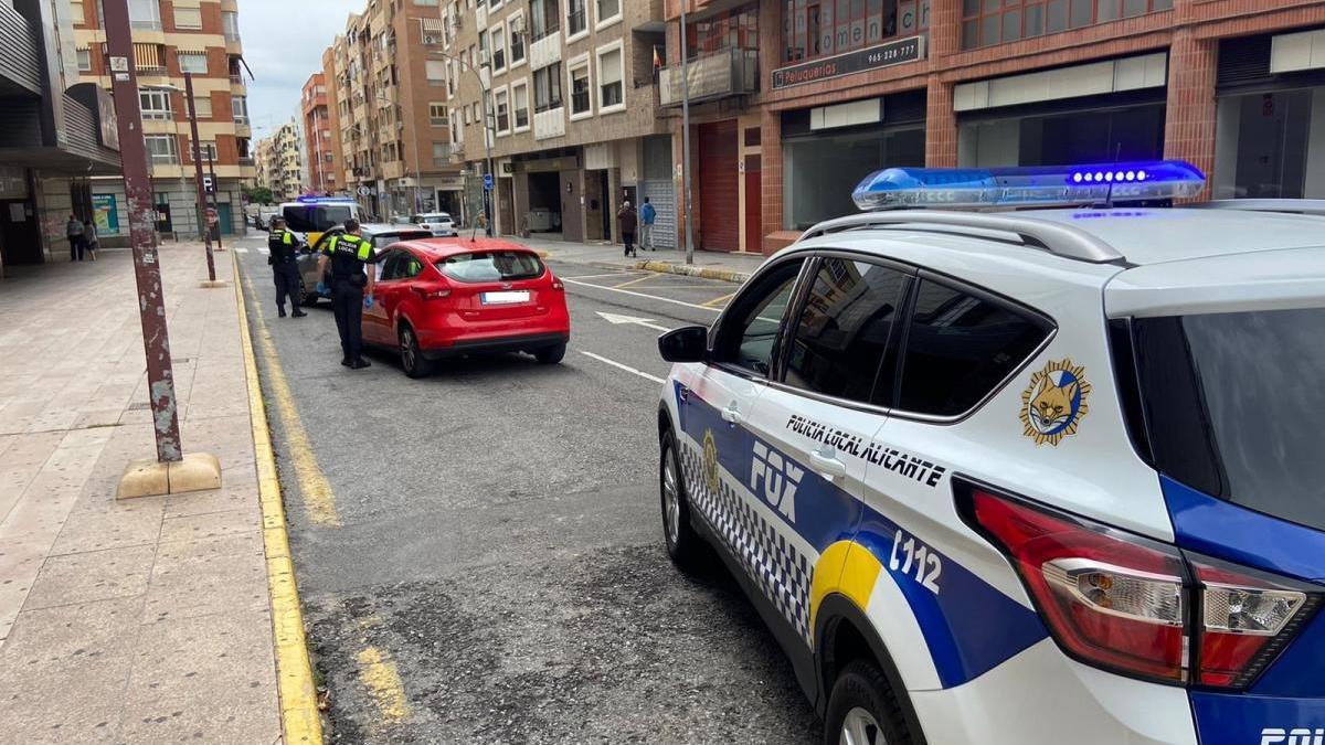 Imagen de uno de los controles de la Policía Local para velar por el cumplimiento del estado de alarma.