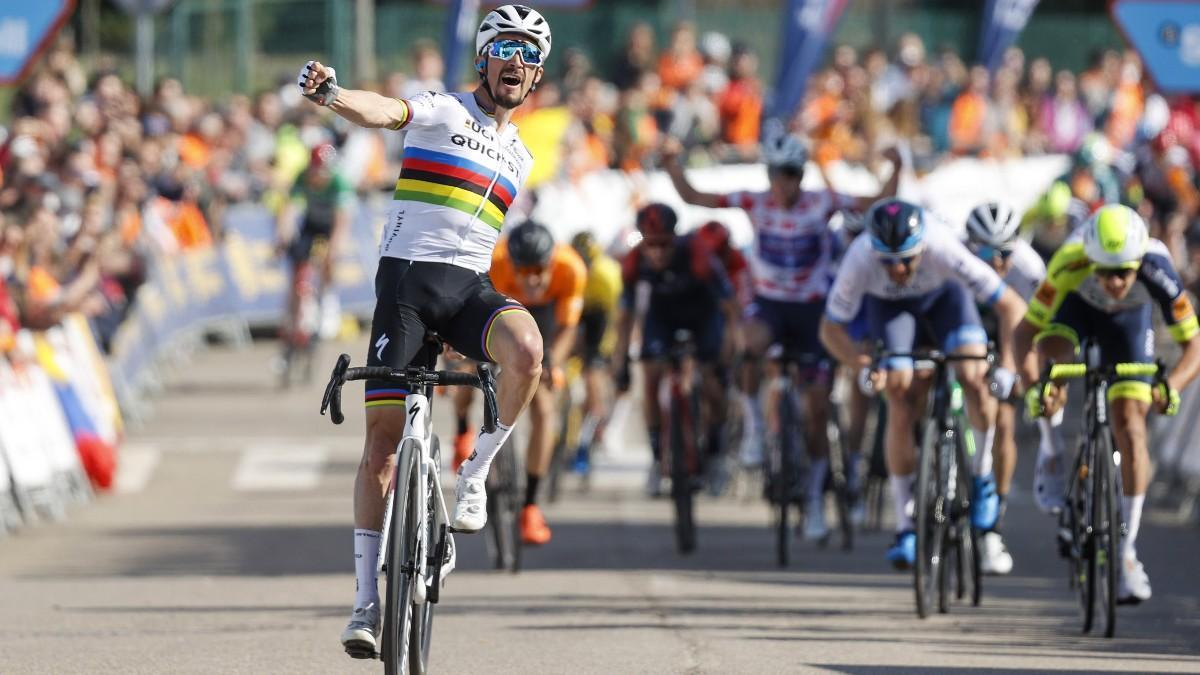 Alaphilippe cierra el puño en señal de triunfo