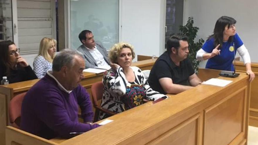 Una mujer de la escuela de taichí interviene tras el pleno.