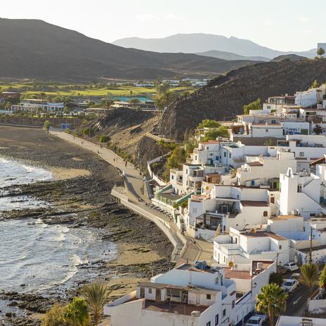 La isla española donde puedes vivir un verano eterno