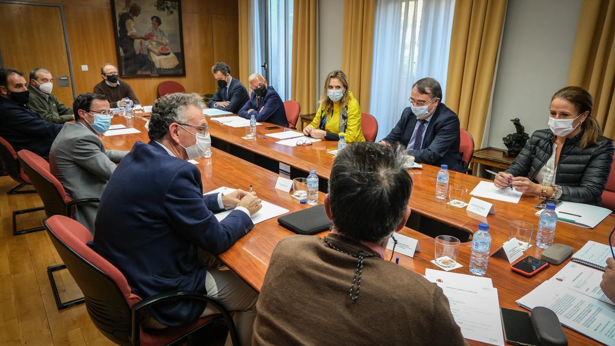 Distintos representantes públicos, ayer, reunidos en la Delegación del Gobierno de Extremadura, en Badajoz.