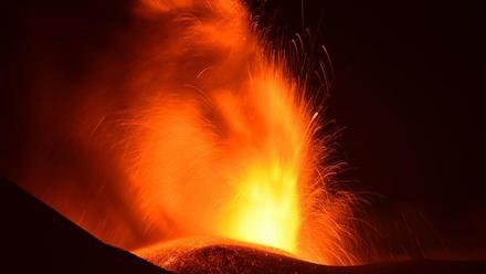 Intensa actividad de los volcanes italianos Estrómboli y Etna: erupciones, lava y cenizas