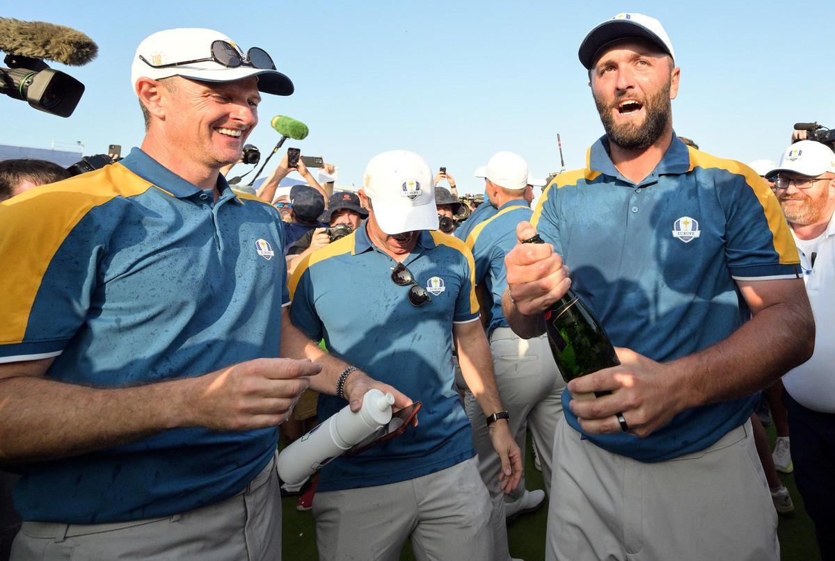 Justin Rose y Jon Rahm celebrando la victoria de Europa en la Ryder Cup de 2023