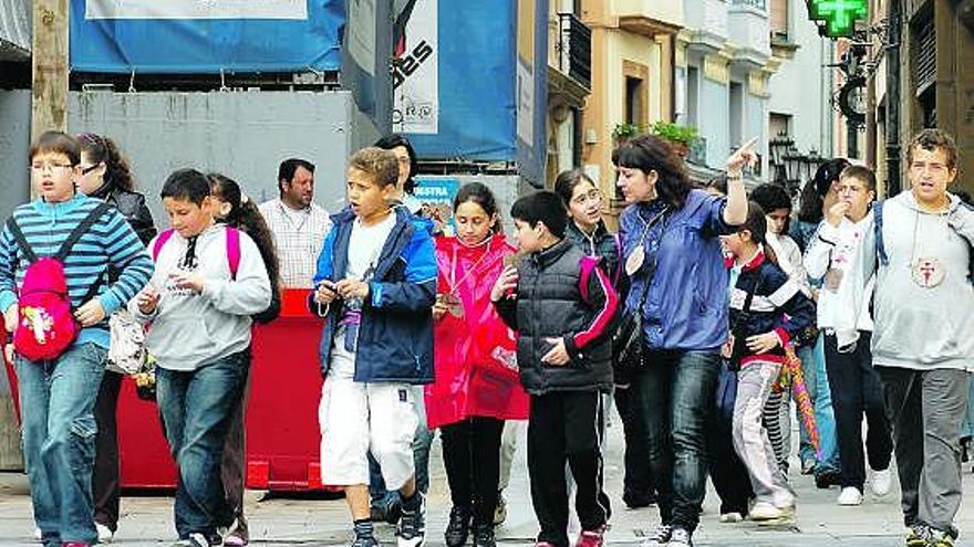 El grupo de alumnos del colegio de Villafría, en la calle de la Rúa.