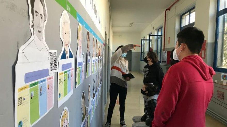 Una exposición repasa los hitos de las mujeres científicas en el IES María Moliner