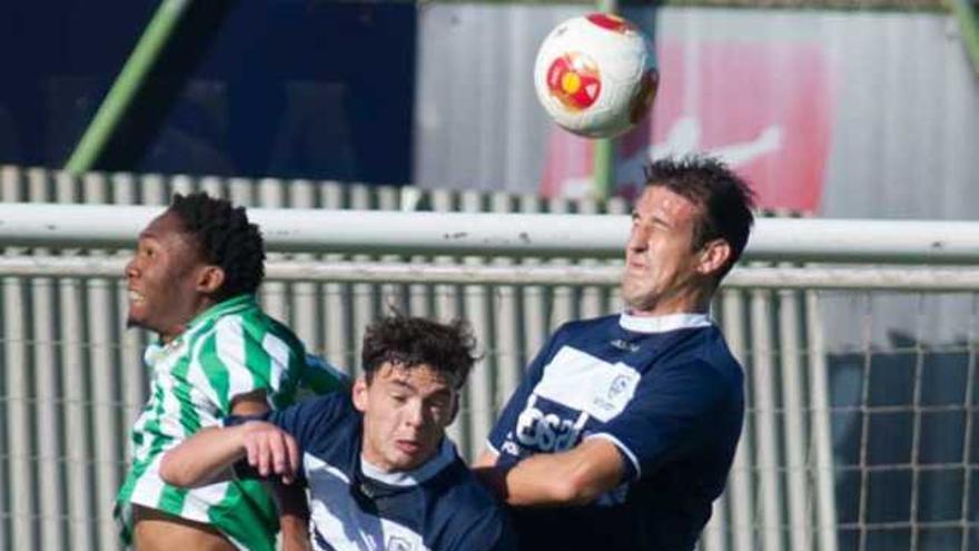 Saavedra toca el balón de cabeza ante Hevia y Owona.