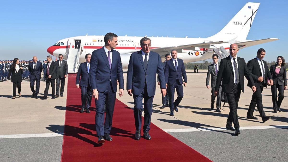 El presidente del Gobierno español, Pedro Sánchez (i), conversa con el presidente del Ejecutivo marroquí, Aziz Ajanuch (d), a su llegada al aeropuerto de Rabat, en su primer viaje oficial de esta legislatura a Marruecos, a 21 de febrero de 2024, en Rabat